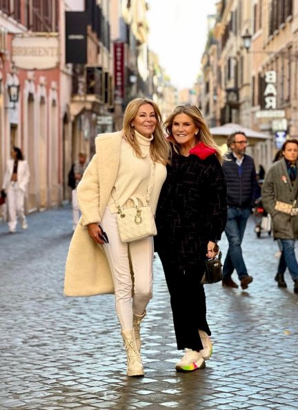 Ana y Susana, por las calles de Roma.