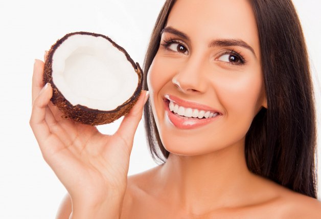 El aceite de coco hidrata, protege, suaviza y calma la piel dándole un aspecto más saludable y brillante.  