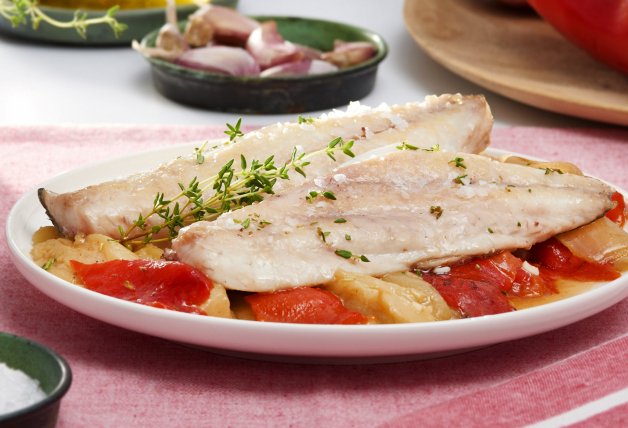 Filetes de dorada con crema de salvia y tomates