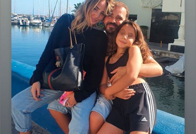 Rocío Flores, junto a sus dos hermanos, David y Lola.