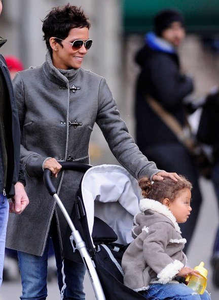 HALLE BERRY. "Me siento genial, llena de energía. Quiero estar embarazada siempre", declaró la actriz durante su primera gestación a los 41 años. Tras dar a luz a Nahla, tuvo a Maceo a los 43.