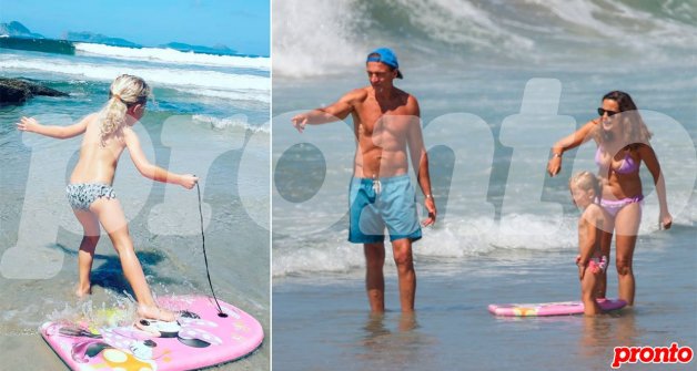 La pequeña está empezando a probar el "bodysurf", deporte muy popular en las playas gallegas de más oleaje.