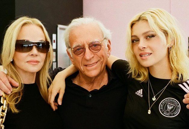 Nicola junto a su padre, Nelson Peltz, y su madre, la exmodelo Claudia Heffner. 