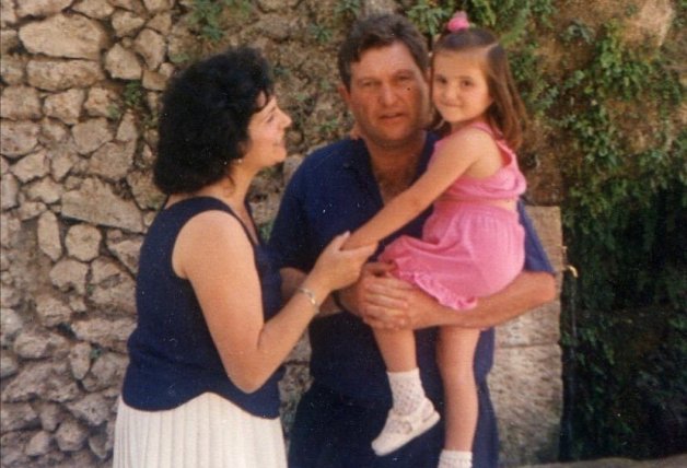 Rozalén, de niña, junto a sus padres.