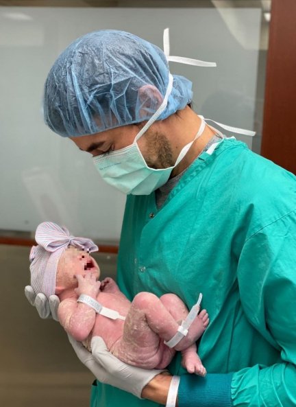 Enrique Iglesias con Mary recién nacida.