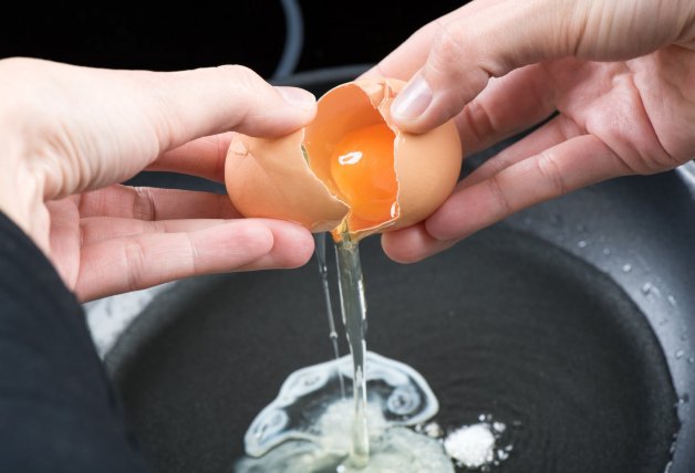 Los huevos se hacen súper rápido. ¡Cuidado con cuajar la yema!