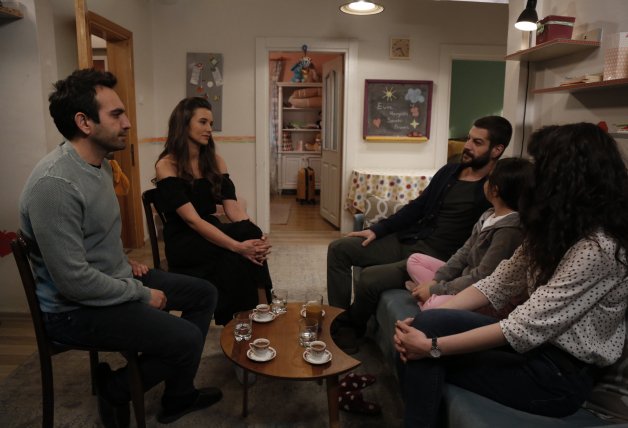 Todos, menos Ugur, se reúnen en casa de Öykü.