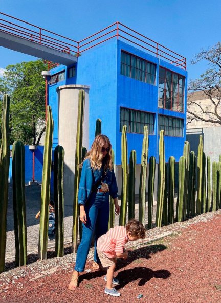 Rosanna Zanetti y el pequeño Matteo, ante la casa museo de Frida Kahlo.