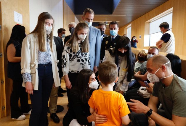 Los Reyes y las Infantas estuvieron muy atentos durante su visita solidaria. © Casa de S.M. el Rey