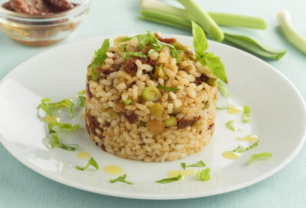 Arroz integral con ajos tiernos y tomates secos