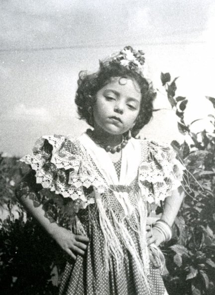 Mayra, de niña, disfrazada de flamenca. 