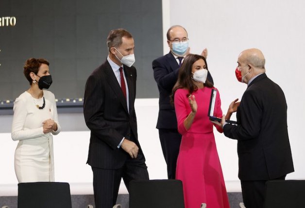 El rey Felipe VI y la reina Letizia felicitan al intérprete.