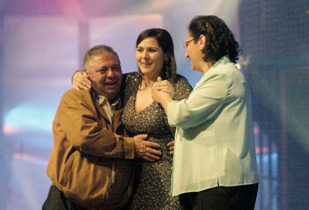 Rosa López junto a sus padres en una de las galas de OT.