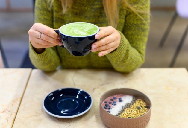 Consumir té verde matcha regularmente tiene muchos beneficios 