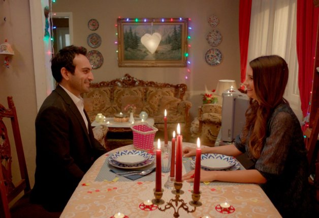 Demir no tiene mucho que ofrecerle a Candan, pero animado por sus amigos y por Öykü le prepara una cena sorpresa para pedirle de nuevo matrimonio. Esta vez de verdad.