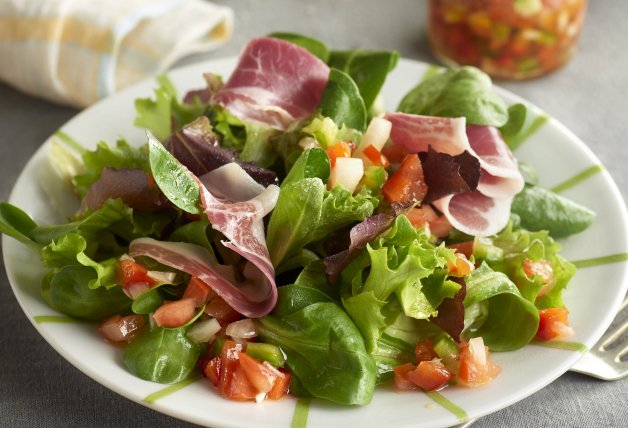 Ensalada de canónigos con jamón.