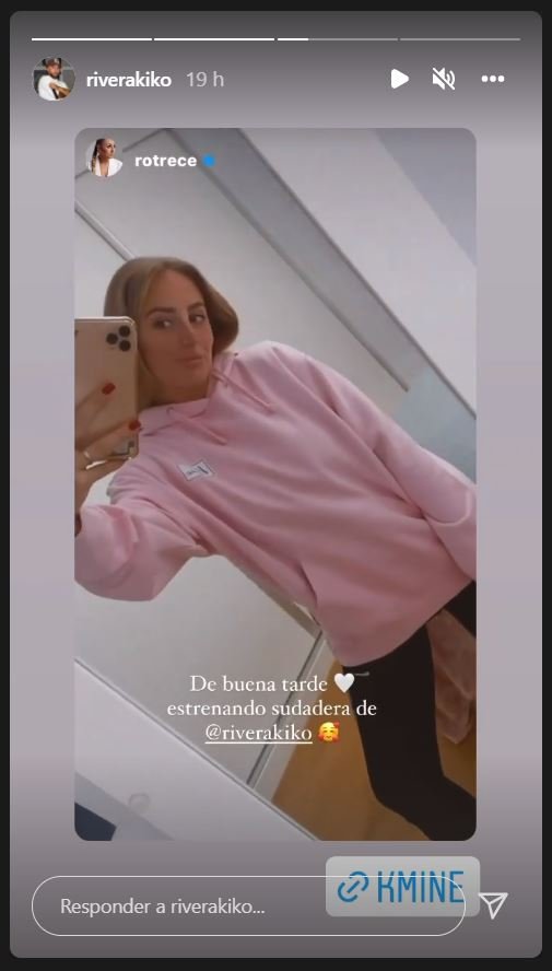 Rocío Flores posa encantada con la sudadera que le ha regalado Kiko Rivera.