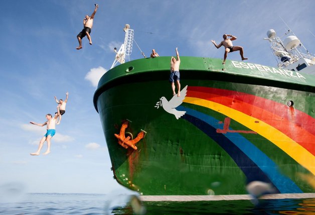 Miembros del equipo de Greenpeace hace un parón en una de sus misiones para darse un chapuzón.