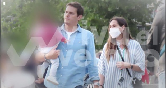 Malú y Albert Rivera paseando con su hija. Imágenes de Viva la vida.