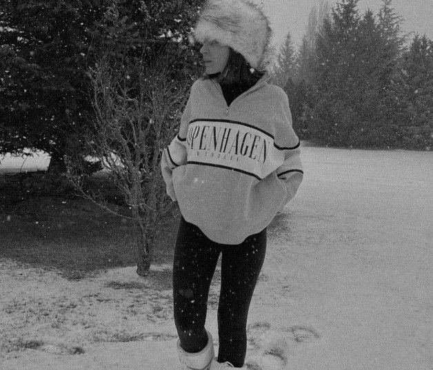 Laura Escanes paseando en la nieve (@lauraescanes).