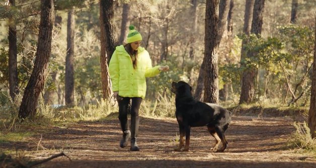 Eda con su perro en su nueva vida.