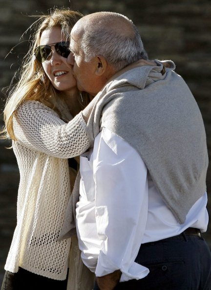 Amancio, besando a su hija pequeña, Marta, a la que adora.