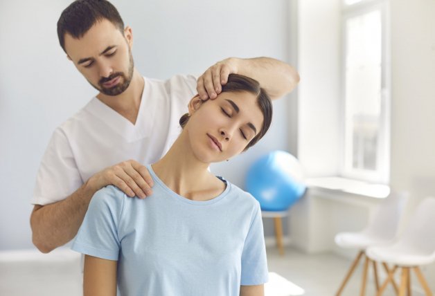 Un masaje realizado por un profesional puede aliviar el dolor muscular.