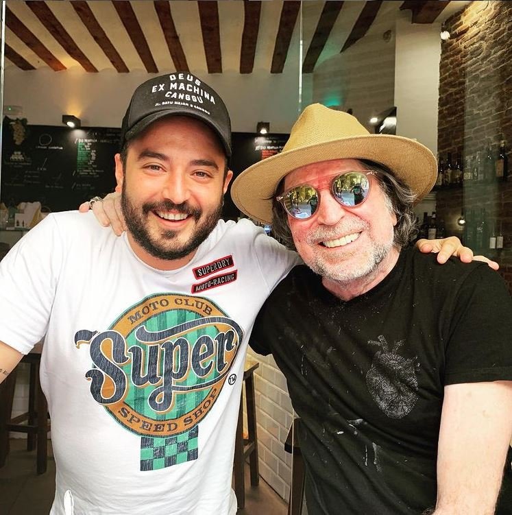 Con Joaquín Sabina, en uno de sus restaurantes.