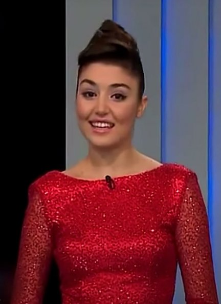 Hande Erçel como presentadora.