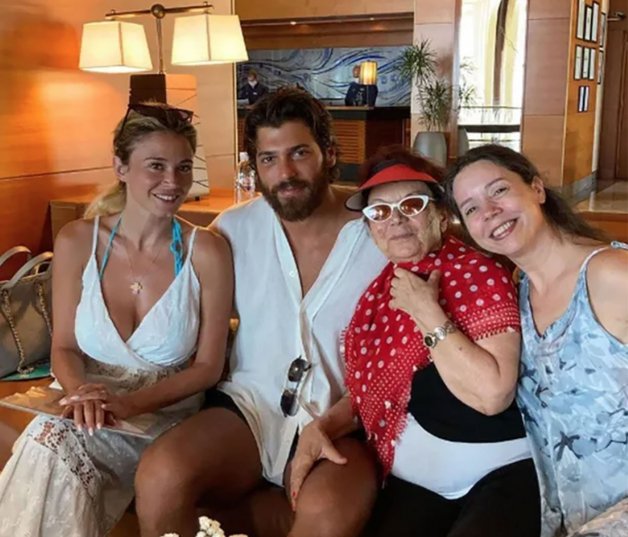 Can Yaman con su abuela, su madre y su novia.