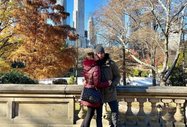 La pareja, feliz, posa en su último viaje juntos.