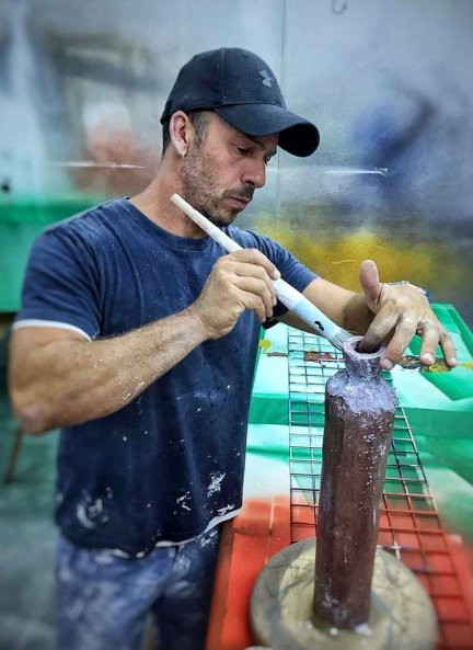 Nacho Palau, trabajando en su taller.