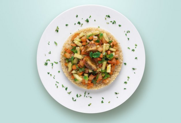 Ensalada de quinoa con pepino y tomate.