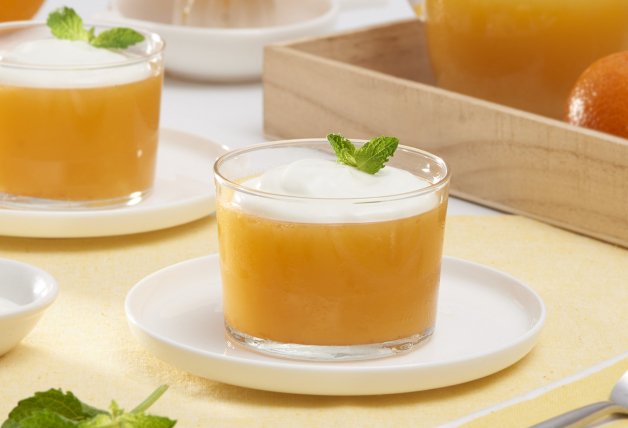 Vasitos de gelatina de zumo de naranja y mandarina