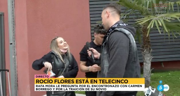 Rafa Mora entrevistando a Rocío Flores para Sálvame (Telecinco).