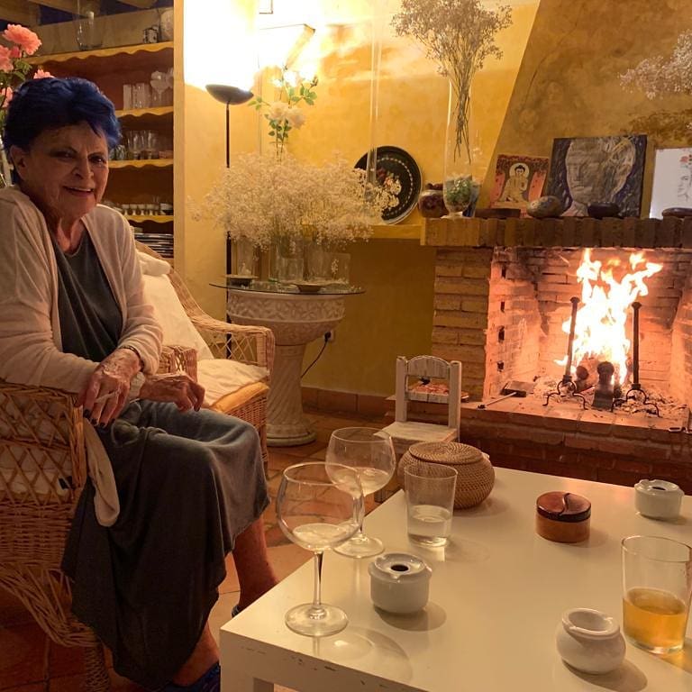 Lucía Bosé, en el salón de su casa de Brieva.