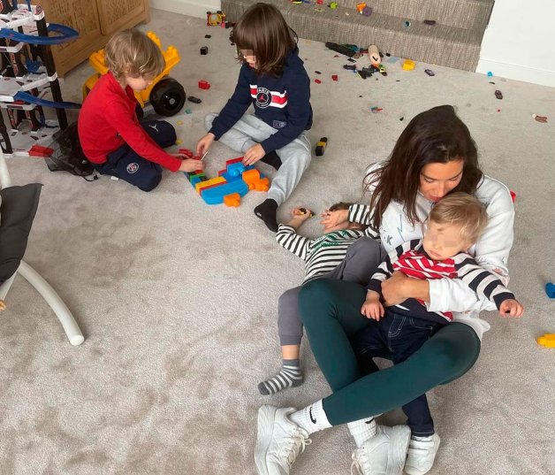 Pilar Rubio con sus cuatro niños jugando en el suelo. Instagram: @pilarrubio