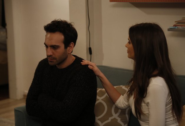 Candan intenta proteger a Demir.