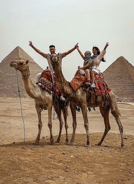 DIVERSIÓN EN FAMILIA. La joven estudiante de Derecho se ha divertido, con su pareja y su hijo, descubriendo los tesoros del país árabe.