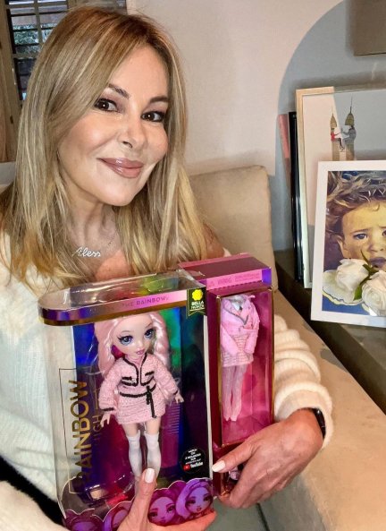Ana entregó juguetes a niños con cáncer en nombre de la fundación de su hijo.