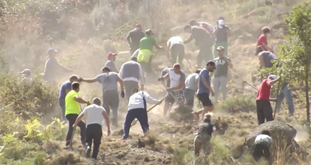 Iker, como un voluntario más, creando cortafuegos para evitar la expansión de los incendios.