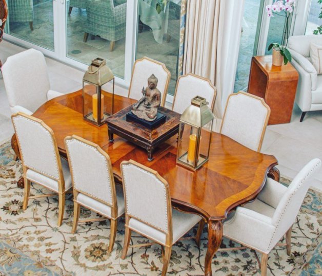 En su comedor conviven muebles clásicos con elementos de decoración modernos.