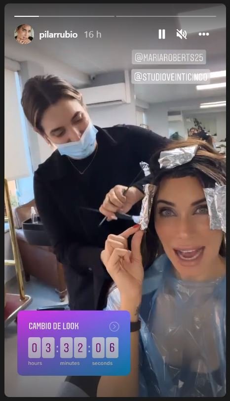 Pilar Rubio, dándose mechas.