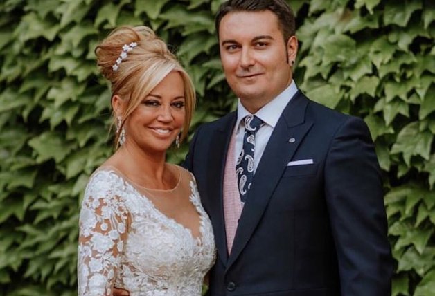 La pareja, feliz, el día de su boda.