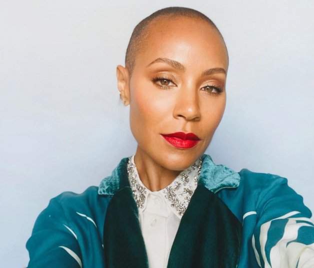 Jada Pinkett, que padece alopecia, decidió hace años lucir siempre la cabeza rapada.