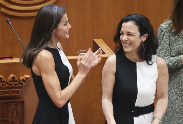 El vestido bicolor de la Reina Letizia fue uno de los protagonistas de la jornada.