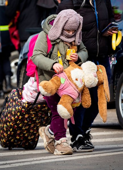 Muchos niños han tenido que caminar largas horas con sus madres para salir de Ucrania.