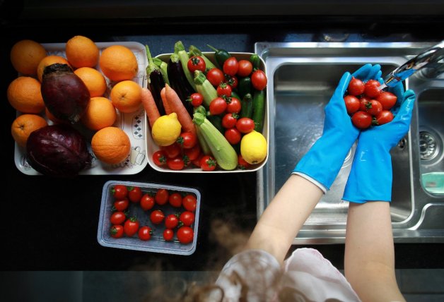 Lavar la fruta y la verdura es un hábito en la mayoría de las casas