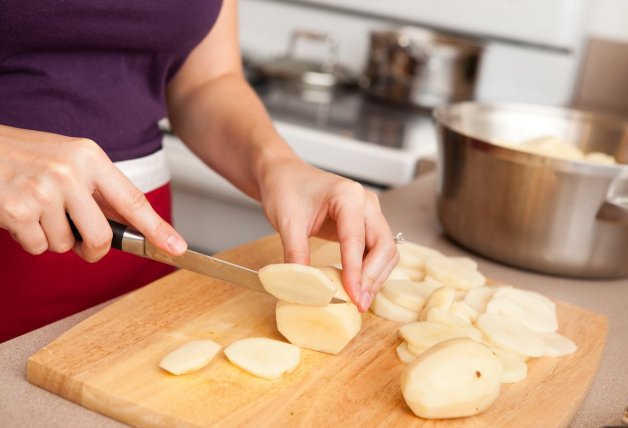 Te surgerimos cortar la patata para tortilla en láminas no muy gruesas 