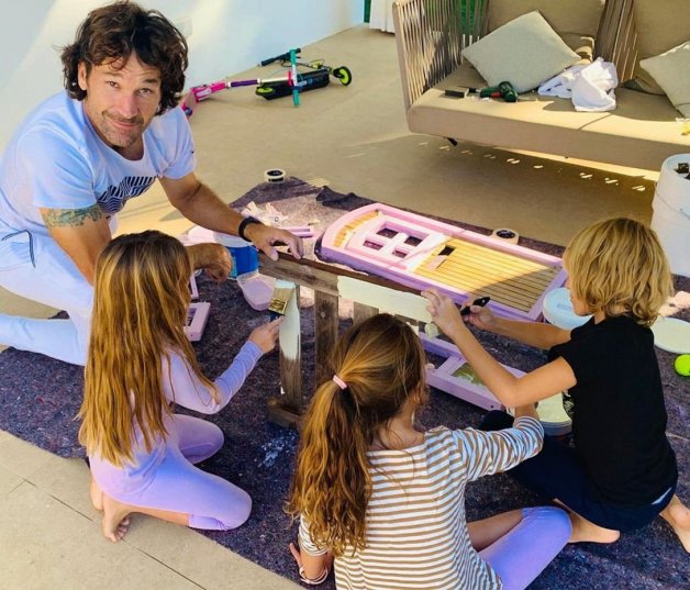 Carlos Moya jugando con sus tres hijos: Carla, Carlos y la pequeña Daniela.